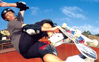 Tony Hawk doing an aerial grab in the Tony Hawk's Pro Skater 4 key art.